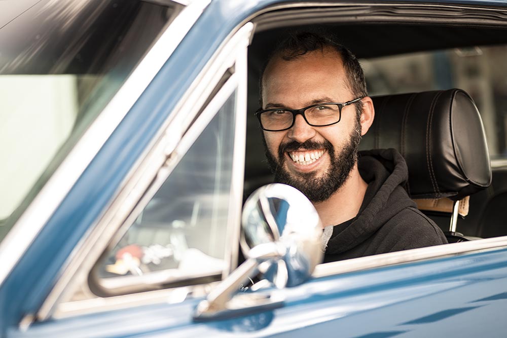 Sven Schöck, Gründer der SMC Motor Garage sitzt in einem Ford Mustang